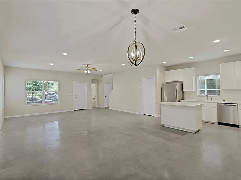 213 Grange St — Photo 4