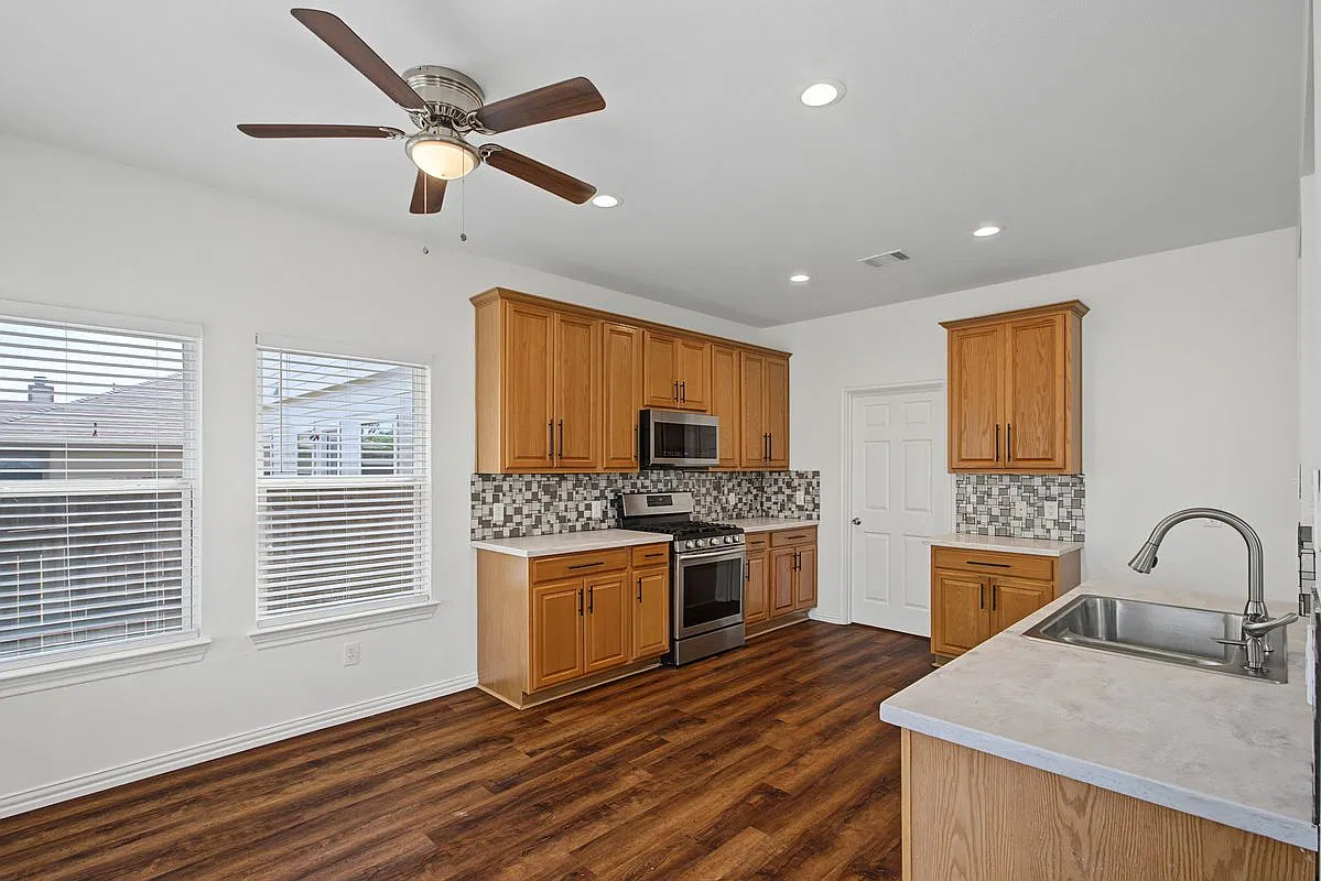 5 bed, 3.5 bath, 2740 sqft, $2,800 — Photo 3