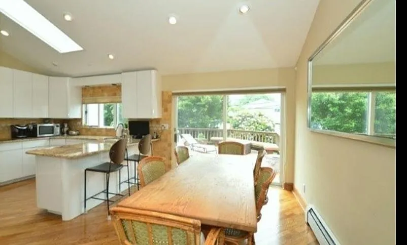 4 bed, 2.5 bath, 2000 sqft, $6,500 — Photo 2