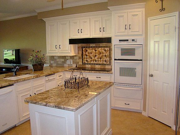 5th image of 74 Crestwood Cir