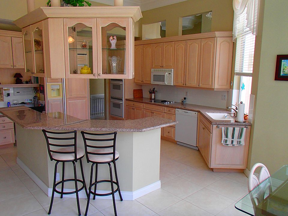 1st image of 915 Jasmine Dr