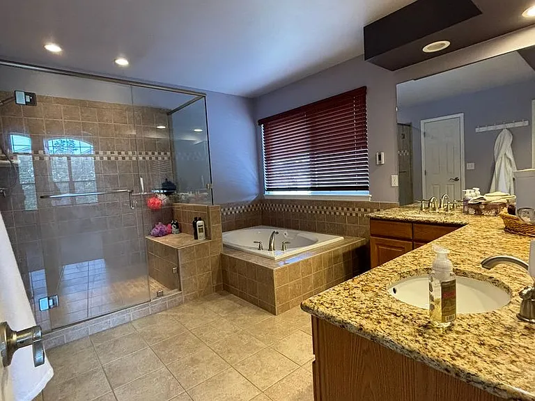 8950 Rochester Dr — Photo 17