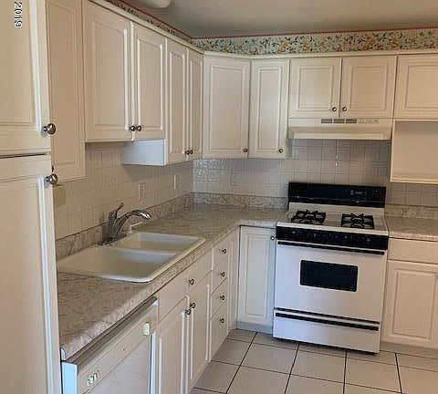 4th image of 4325 Beacon Ave