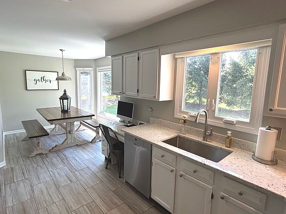 5th image of 829 Kent Cir