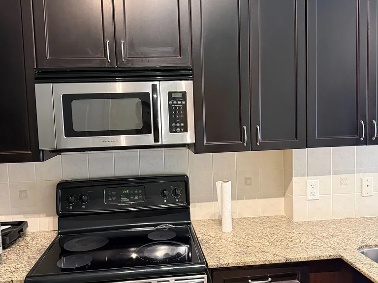 98 Carr St #Townhouse 2 — Photo 2