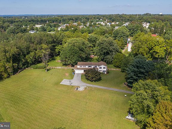 3rd image of 8 Beau Mondes Ct