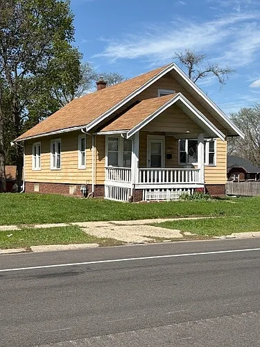 2001 School St Photo 1