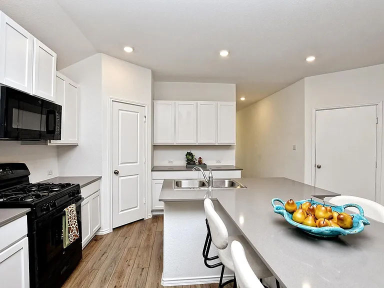 2108 Golden Grain Ln — Photo 5
