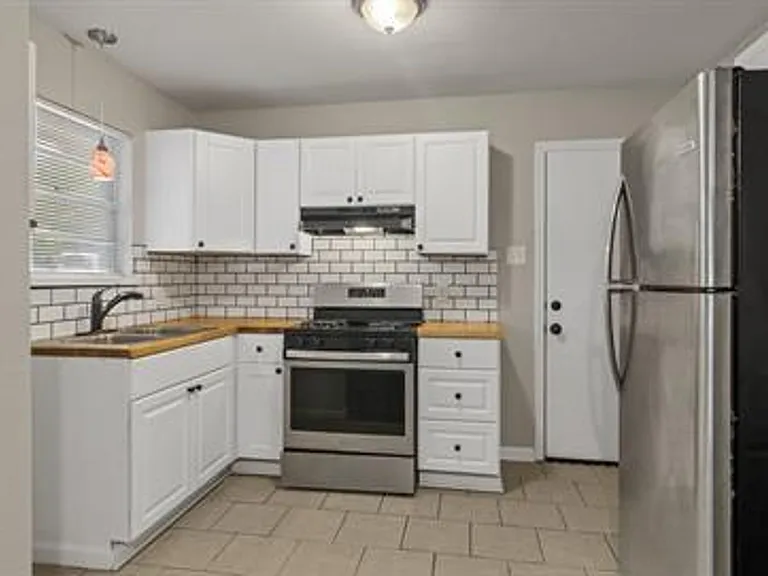 818 W Texas St — Photo 18