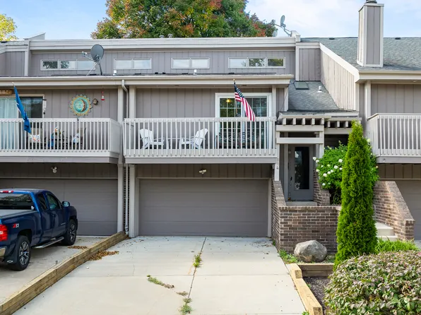 814 Kendall Ln, Lake Geneva, WI 53147