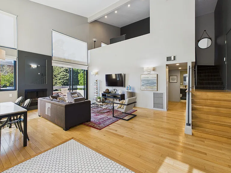 888 Hilgard Ave — Photo 24