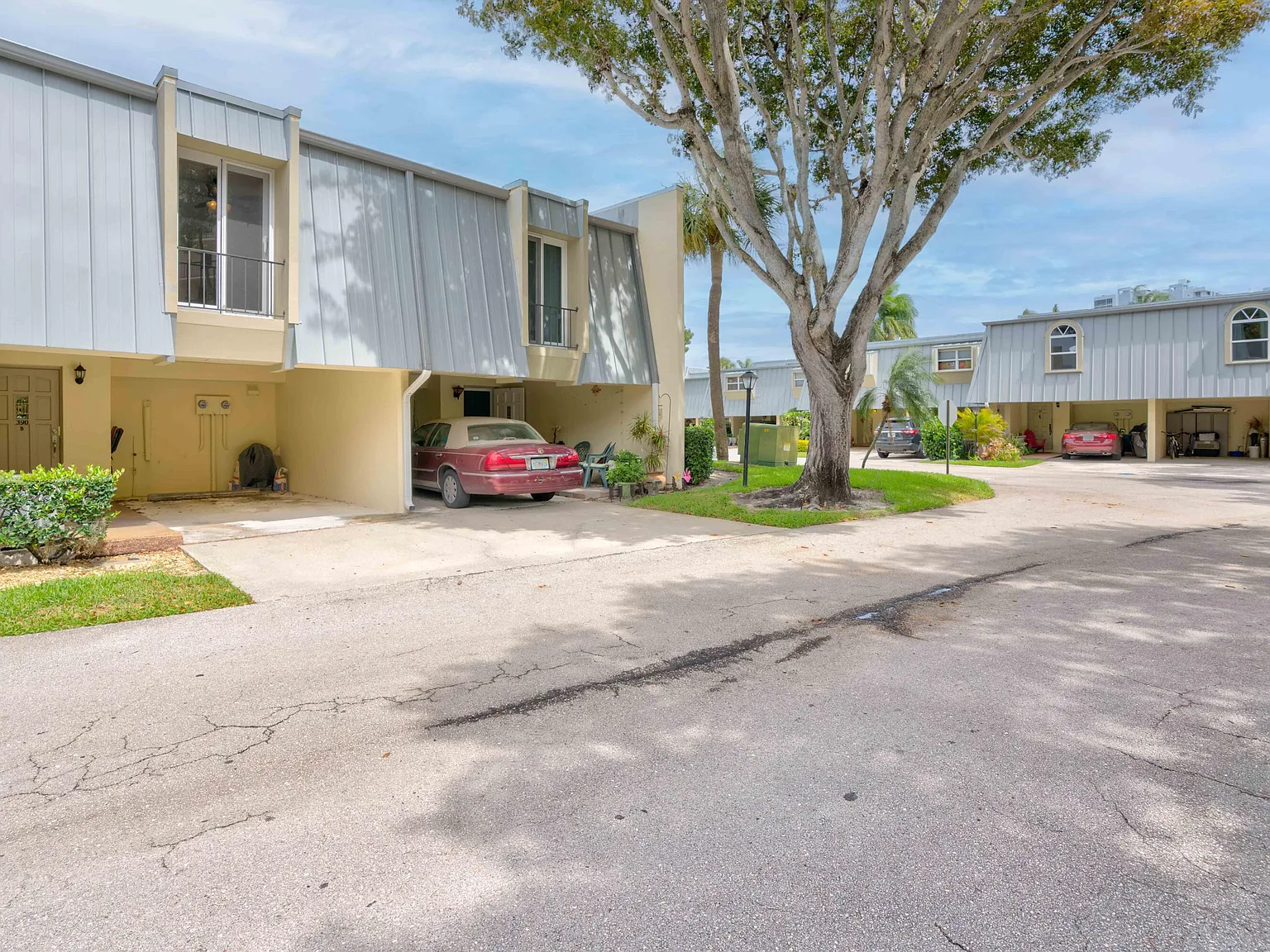3 bed, 2.0 bath, 1624 sqft, $2,850 — Photo 2