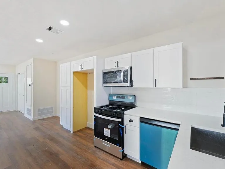828 Westford St — Photo 18