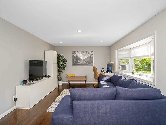 4th image of 1219 Waverly Ave