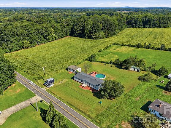 4th image of 950 Weaver Rd