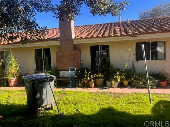 1158 Meadow Lake Dr, Vista, CA 92084