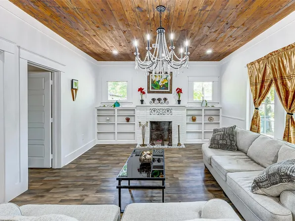 1409 20 1/2 St, Huntsville, TX 77340