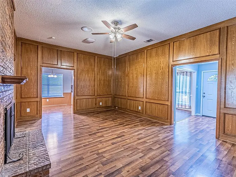 2801 Cambridgeshire Dr — Photo 14
