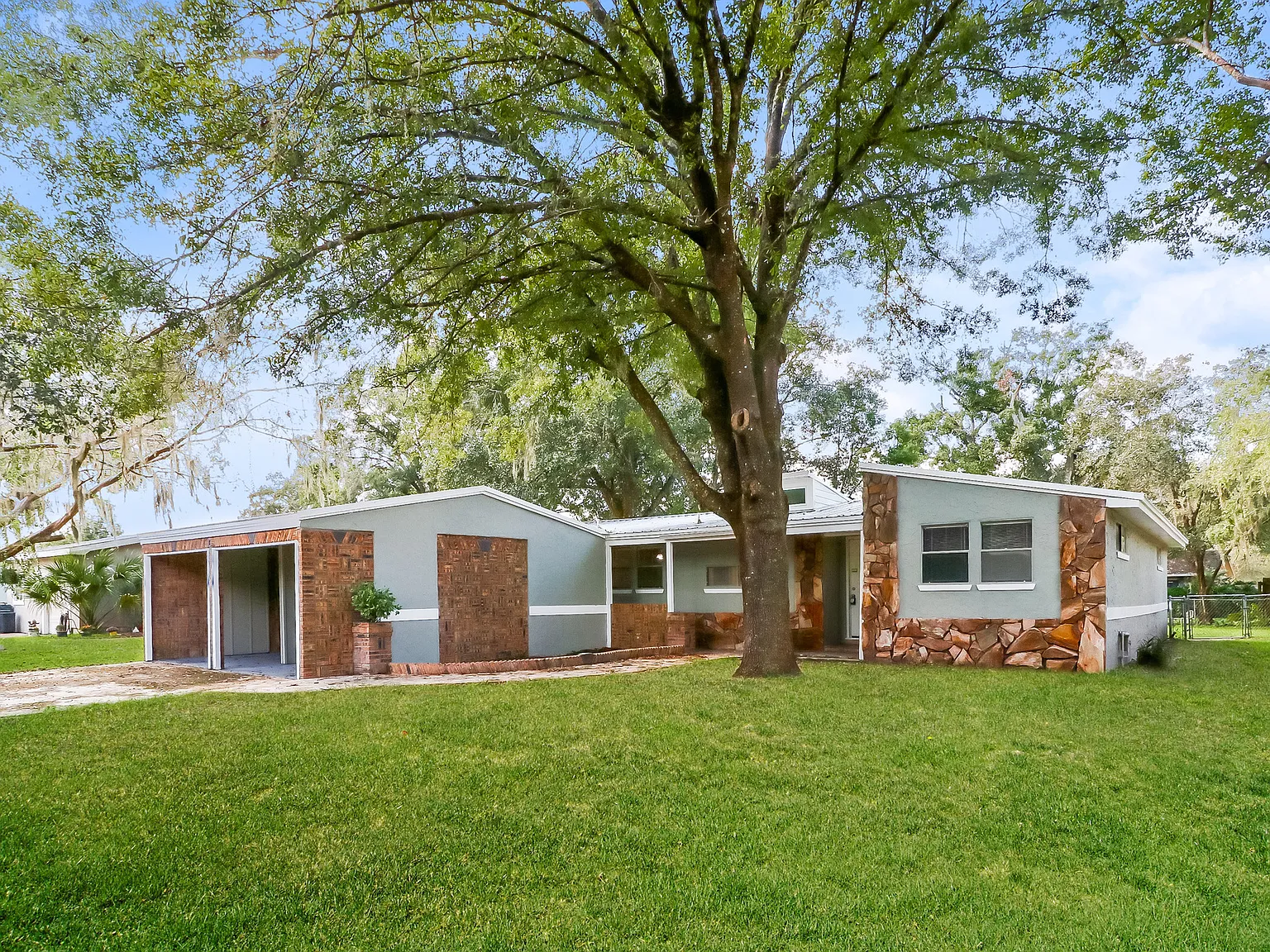 3 bed, 2.0 bath, 1368 sqft, $1,895 — Photo 2