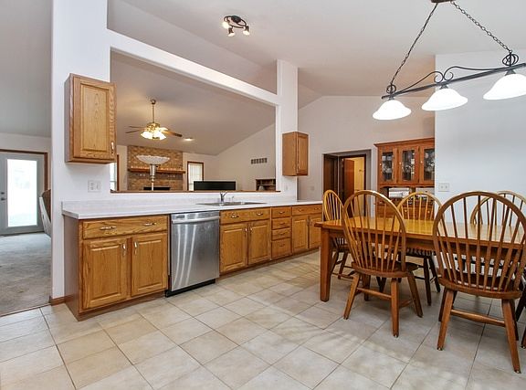 4th image of 1513 Surrey Dr