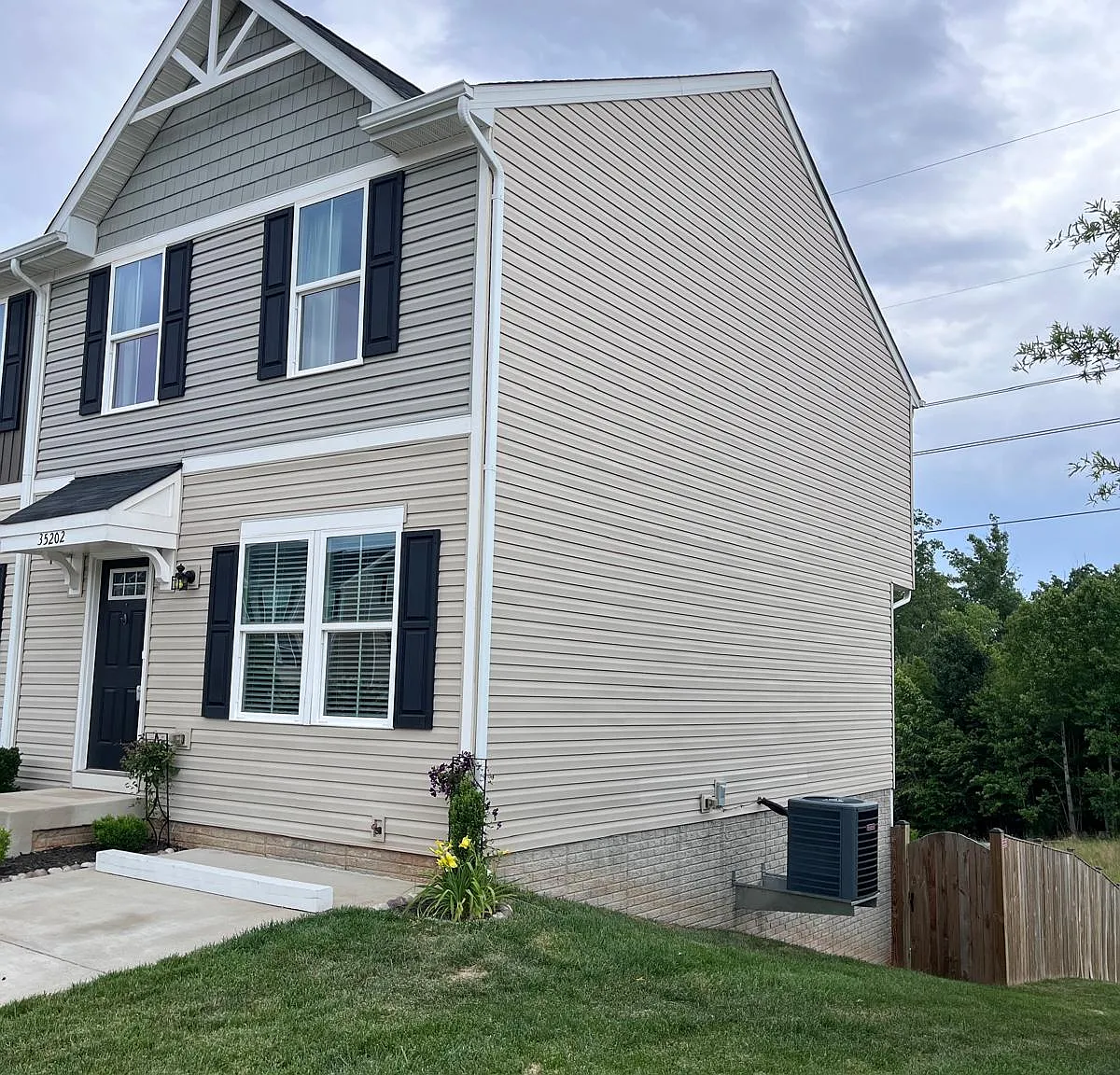 3 bed, 1200 sqft, $2,200 — Photo 4