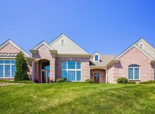 13725 N Legacy Hills Dr, Mequon, WI 53097
