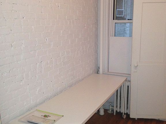 4th image of 219 E 10th St APT 2D
