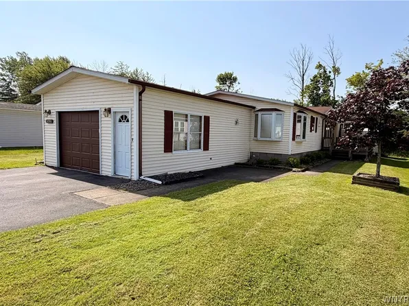 6220 Corwin Sta, Newfane, NY 14108
