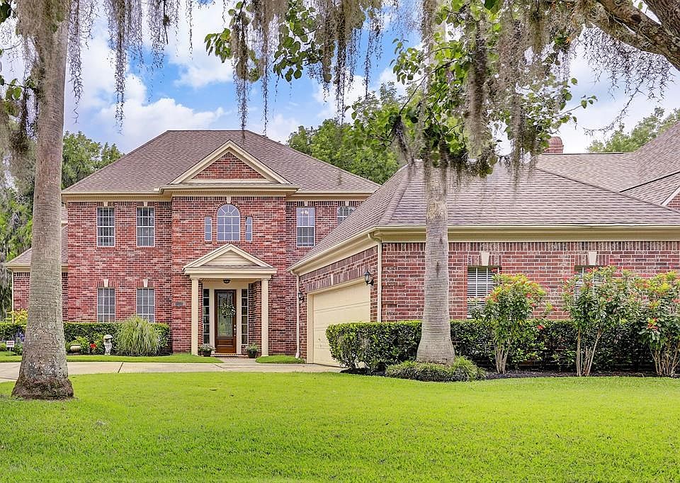 Stately 5 Bedroom, 3 and a half bathroom house with meticulously groomed lawn and landscaping. A large 8,800 square foot lot.