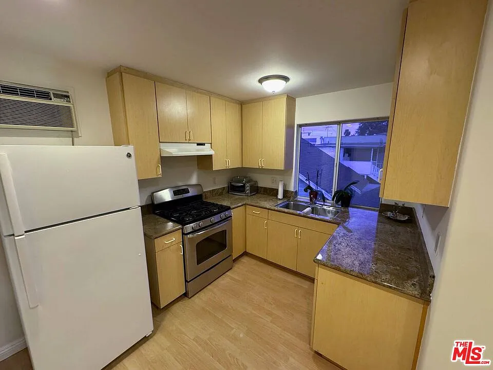 1 bed, 1.0 bath, 750 sqft, $1,800 — Photo 2