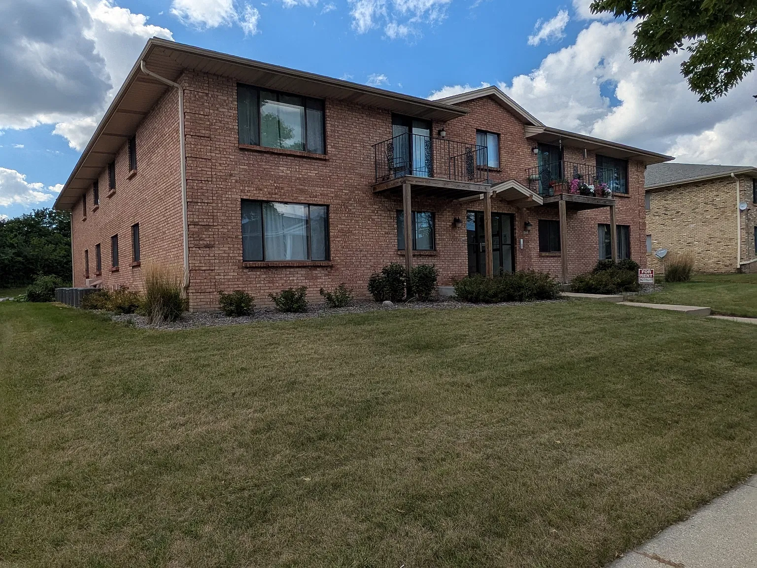 2 bed, 1.5 bath, 1000 sqft, $1,300 — Photo 1