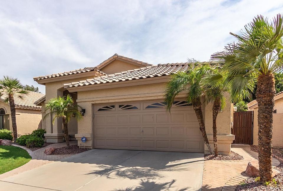 1st image of 2233 W Myrtle Dr