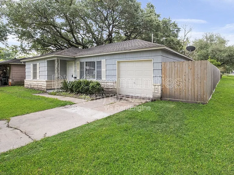 1521 W Blum St — Photo 2