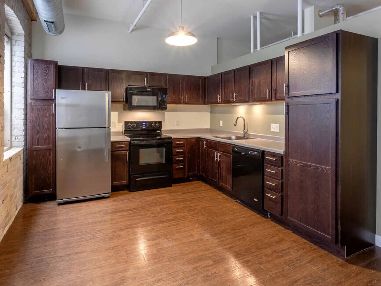 La Pompadour Apartments — Photo 2