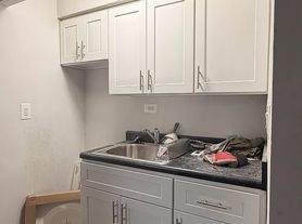 6188 Dry Harbor Rd, Flushing, NY