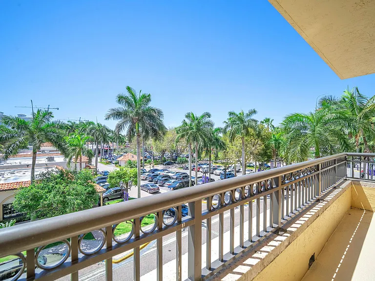 Royal Palm Apartments — Photo 21