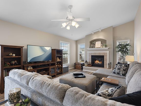 3rd image of 10776 Maloian Dr