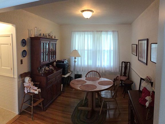 Dining room with chair rail