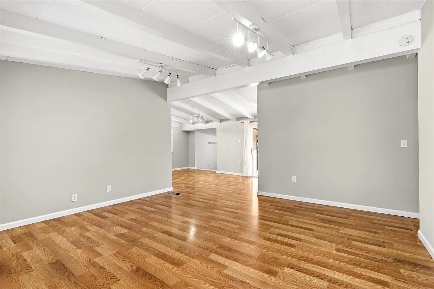 4 bed, 1114 sqft, $4,600 — Photo 3