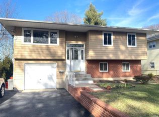 19 Ketewomoke Dr, huntington, NY 11743