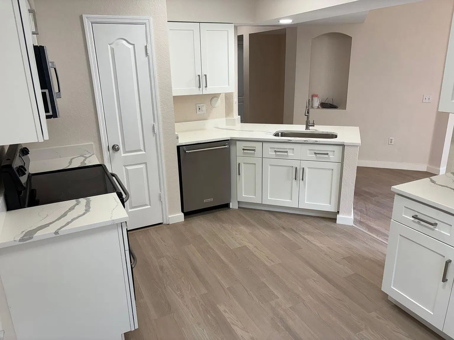 3 bed, 2.0 bath, 1636 sqft, $3,300 — Photo 4