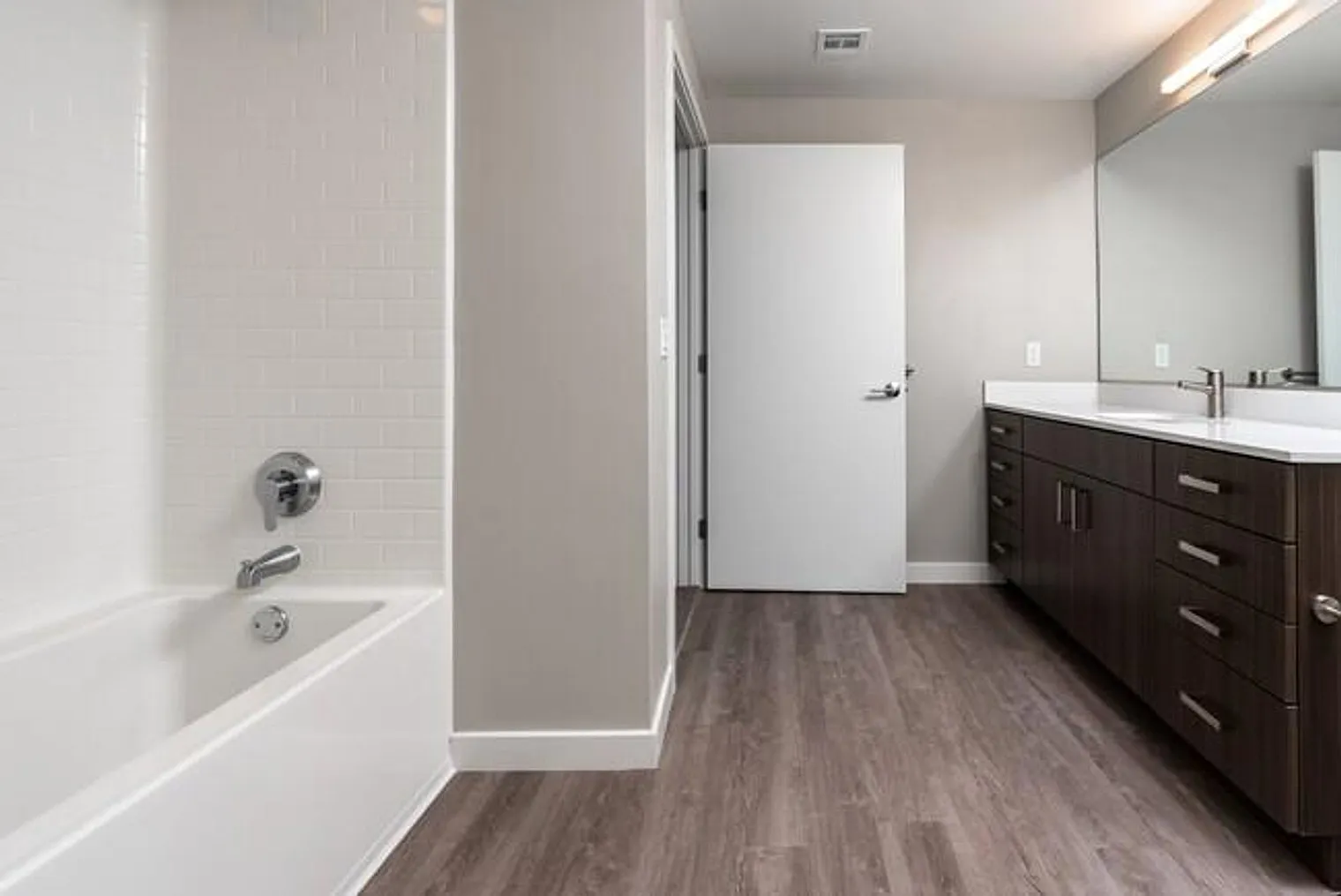 1 bed, 1.0 bath, 807 sqft, $7,608 — Photo 3