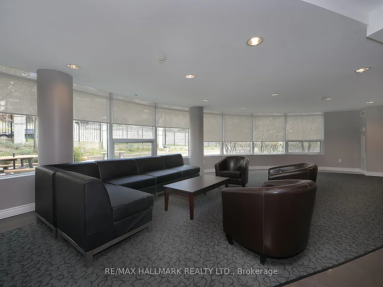 18 Valley Woods Rd #Penthouse 206 — Photo 30