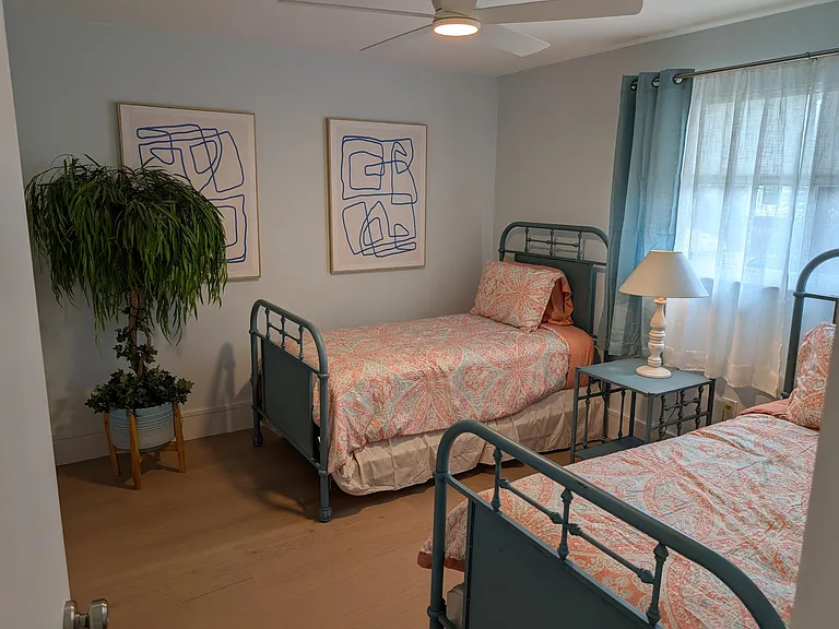 Guest room twin beds