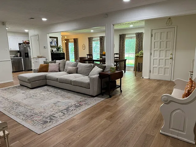 4 bed, 1985 sqft, $2,600 — Photo 3
