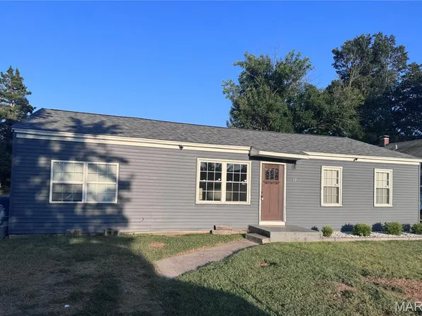 17 Randolph Dr, Centralia, IL 62801
