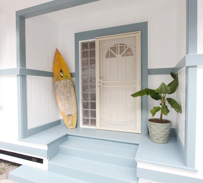 Hawaiian style front entry porch