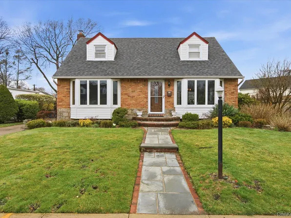 34 Park Circle W, New Hyde Park, NY 11040