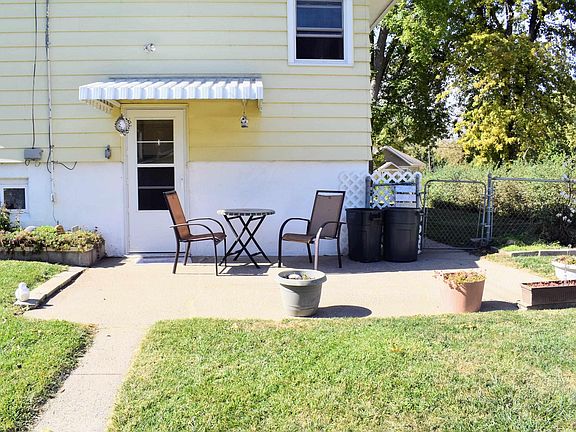 3rd image of 1004 S Helen St