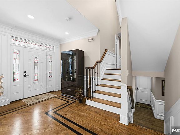 5th image of 461 Arthur Ter